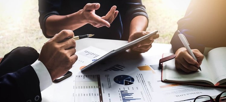 Your friend is developing a marketing plan for her new business. what should she put in this plan?